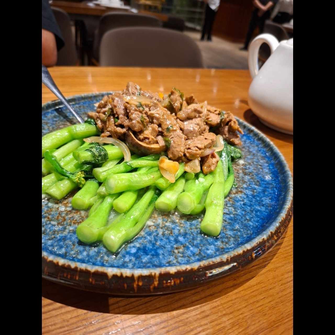 carne con hojas de mostaza
