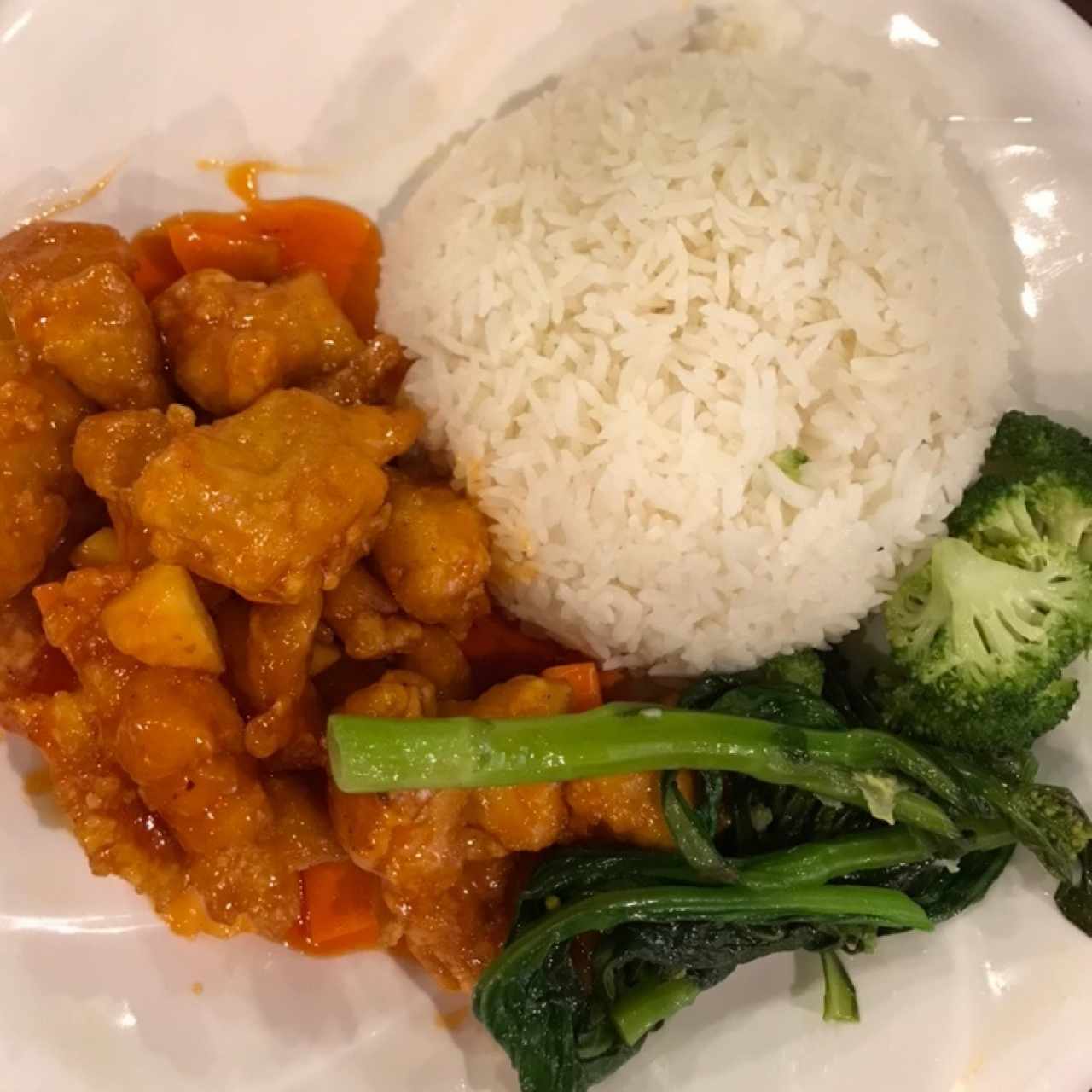 arroz blanco con pollo agridulce y una rica hoja de mostaza