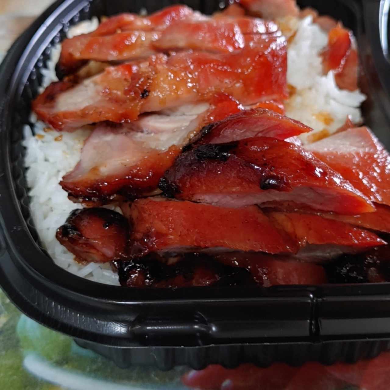 ASADO DE CERDO CON ARROZ Y VERDURAS