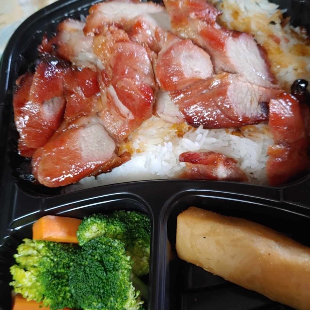 ASADO DE CERDO CON ARROZ Y VERDURAS
