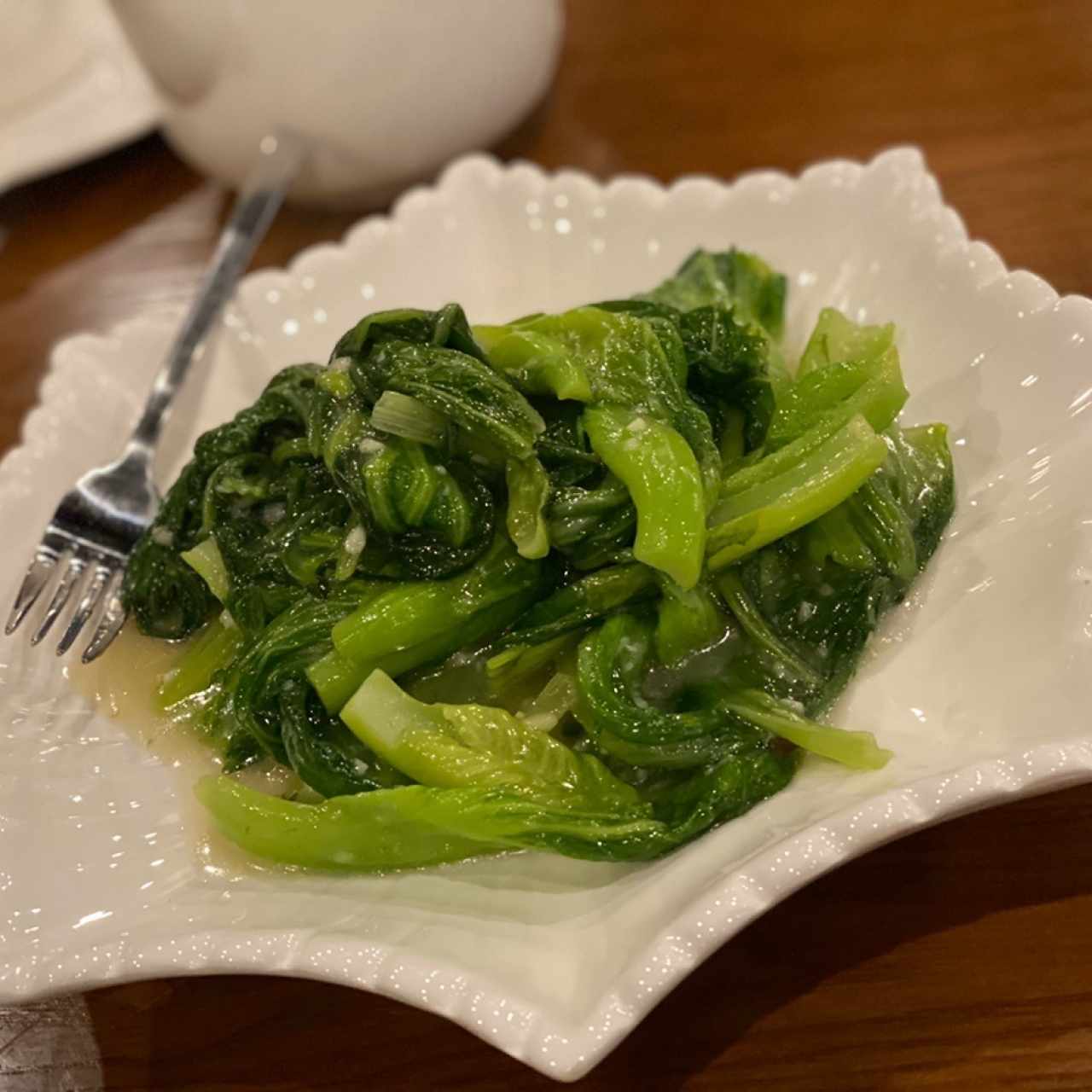 hojas de mostaza en salsa de ajo