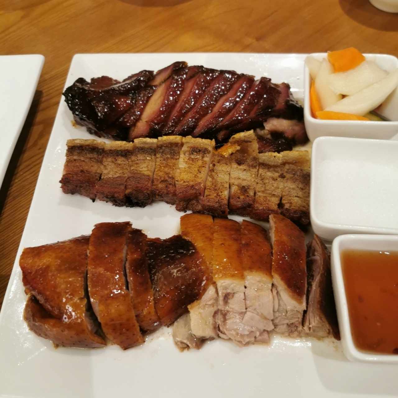Set de cosillas asadas con lechón asado, puerco liso asado y pato asado 