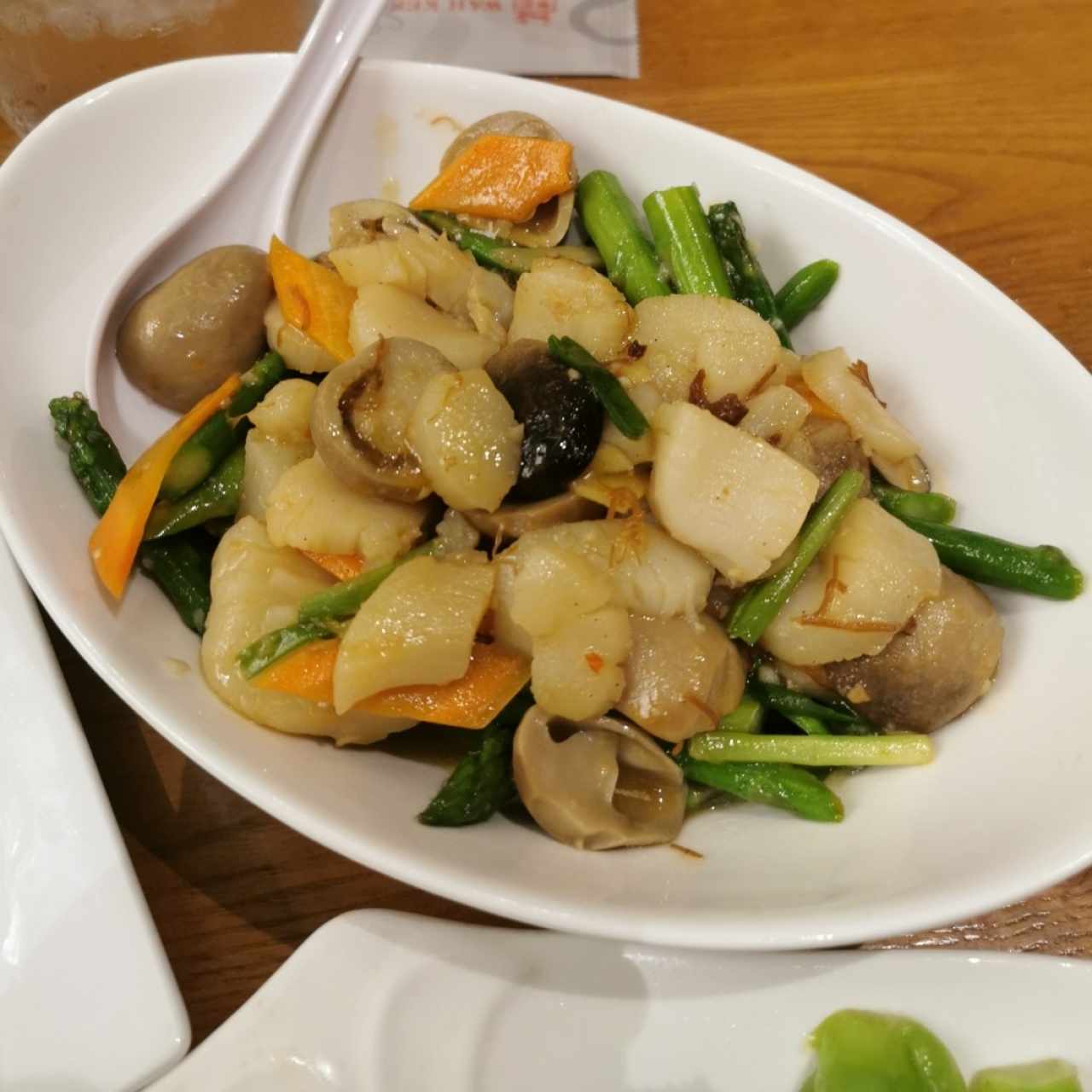 Vieras salteadas con espárragos en salsa XO