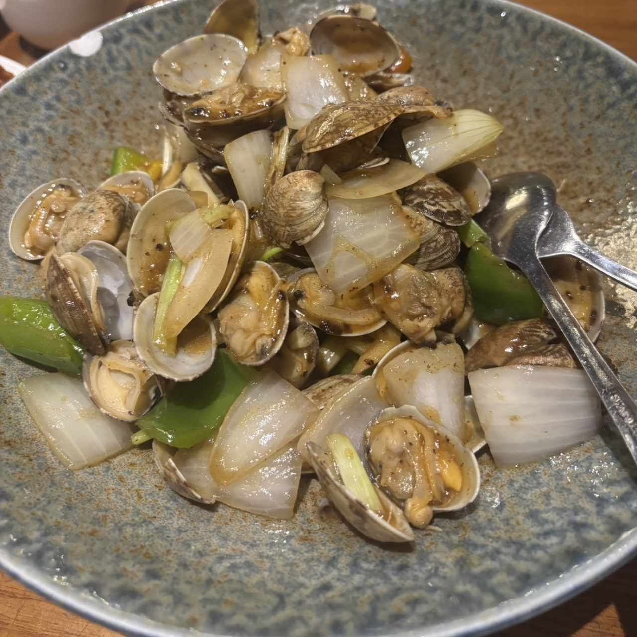 Almejas en salsa de frijoles negros