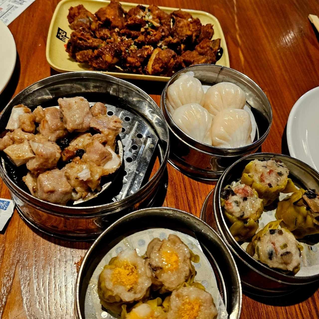 siu mai, ha kao, costillitas al vapor y sal y pimienta