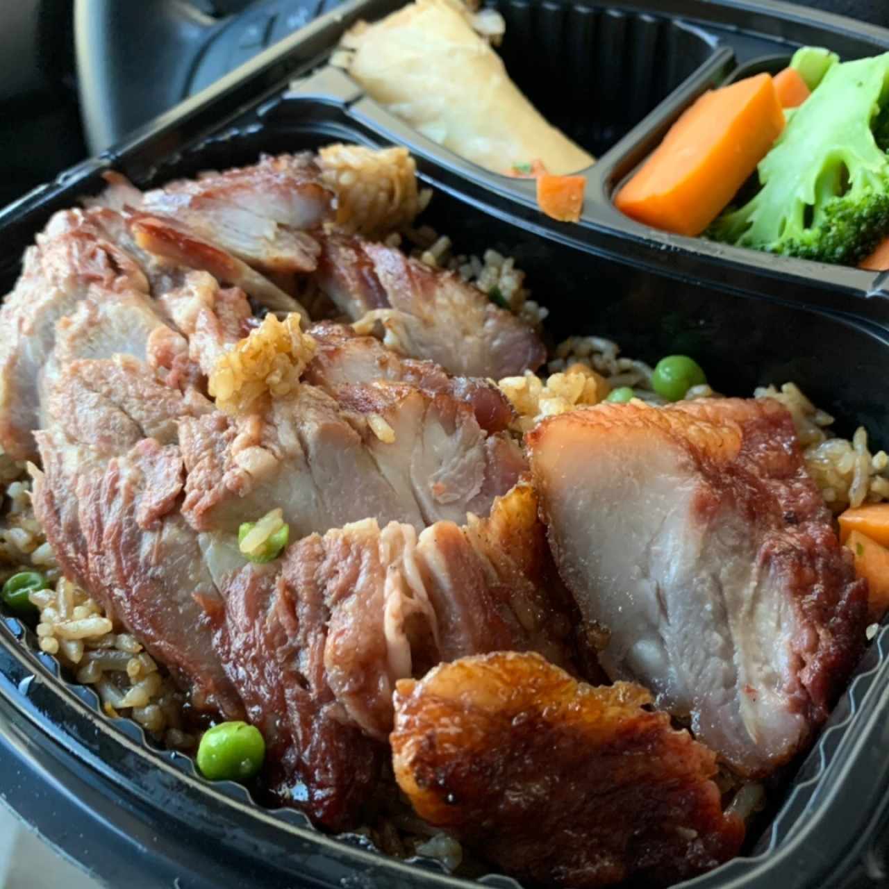ASADO DE CERDO CON ARROZ Y VERDURAS