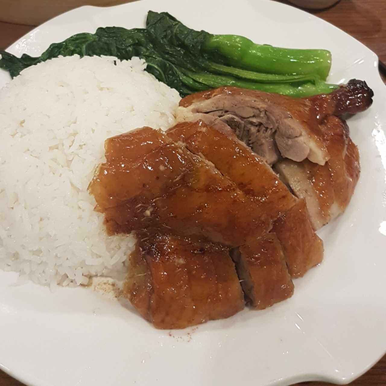 Plato individual de Pato Asado, arroz blanco y hojas de mostaza