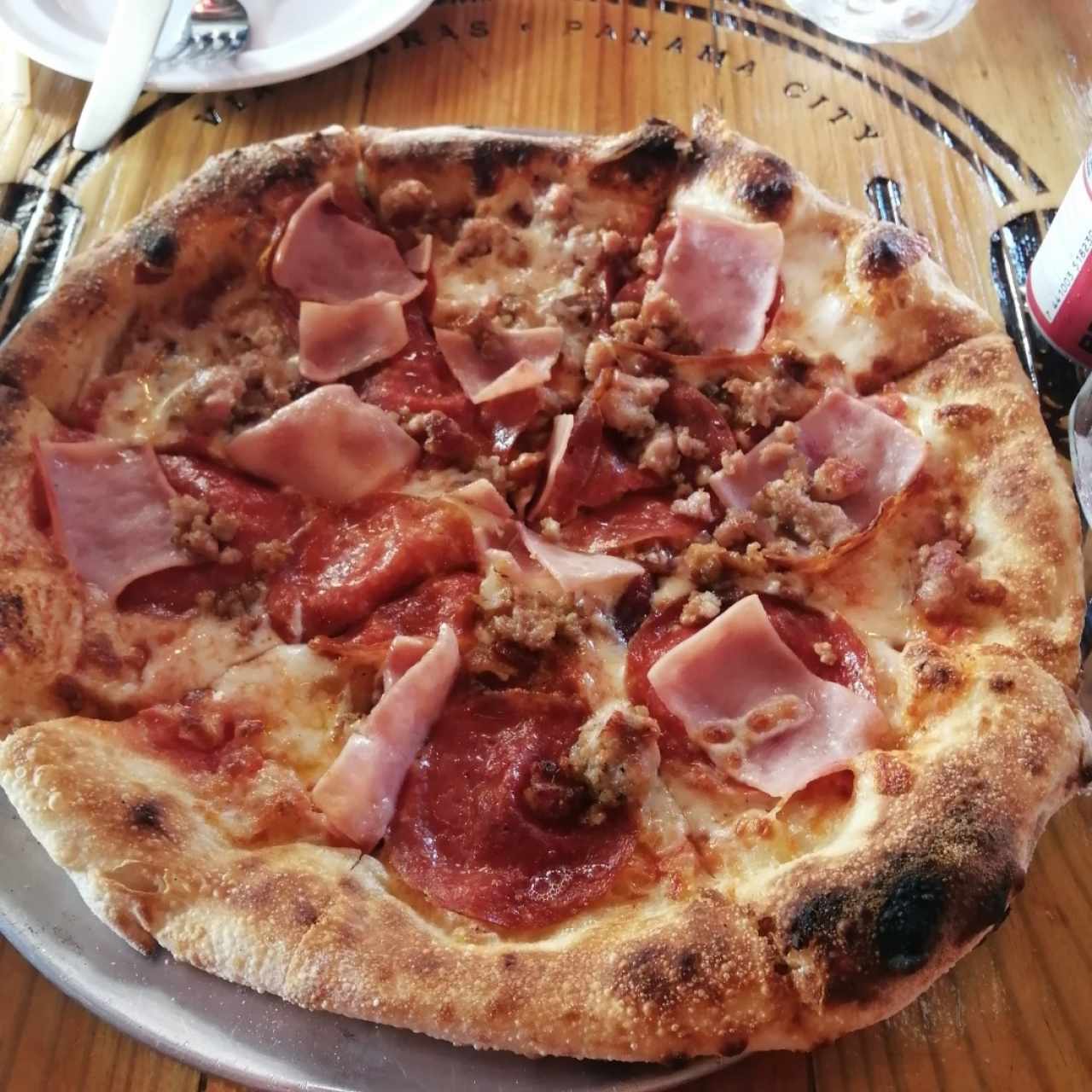 Pizza de jamón, chorizo y peperoni