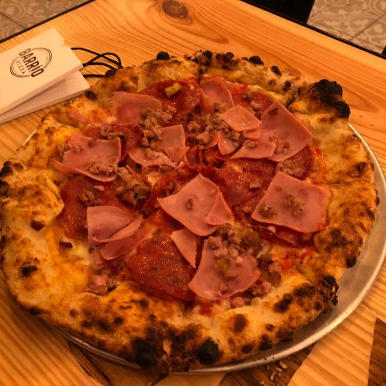 pizza con jamon y pepperoni 