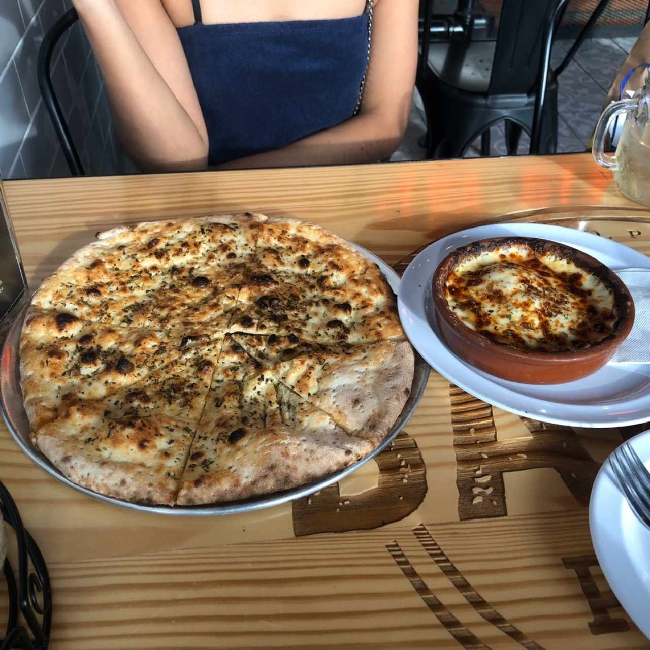 Queso Fundido y Foccacia acompañamiento