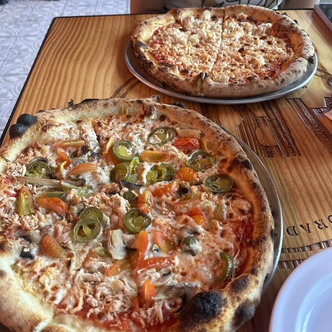 Pizza de pollo con hongos, tomate cherry y jalapeños + 1 pizza de pollo solamente 