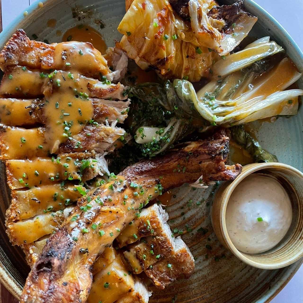 Asado de Chuleta de Cerdo con Chicharrón, Coliflor Bok Choy y Sour Cream Dijon