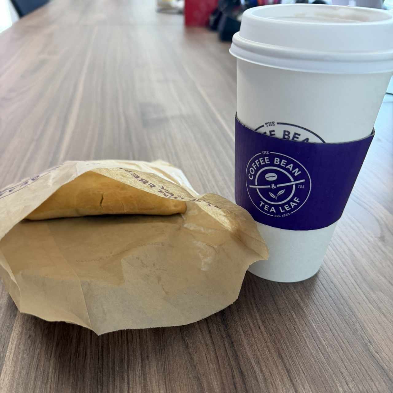 Caramel machiatto y empanada de queso crema