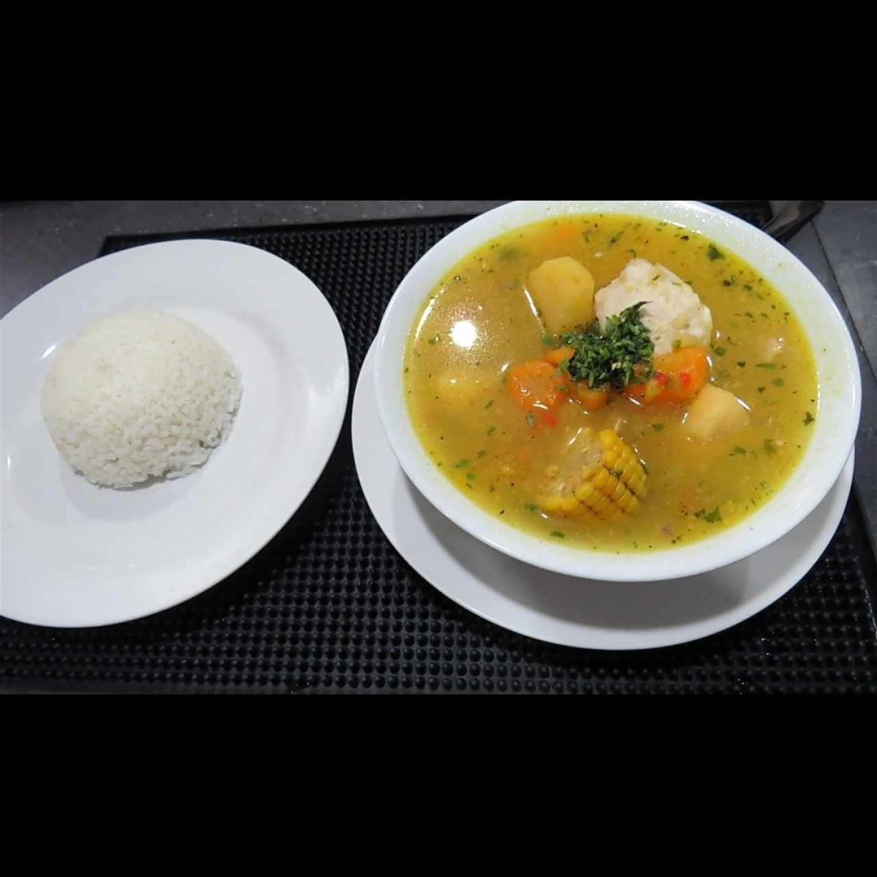 Sopa de Pollo con Arroz Blanco