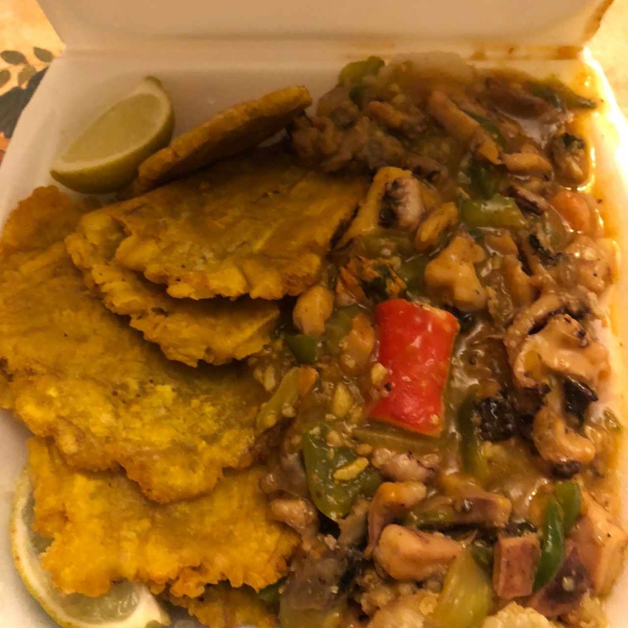 Corvina a lo macho con patacones