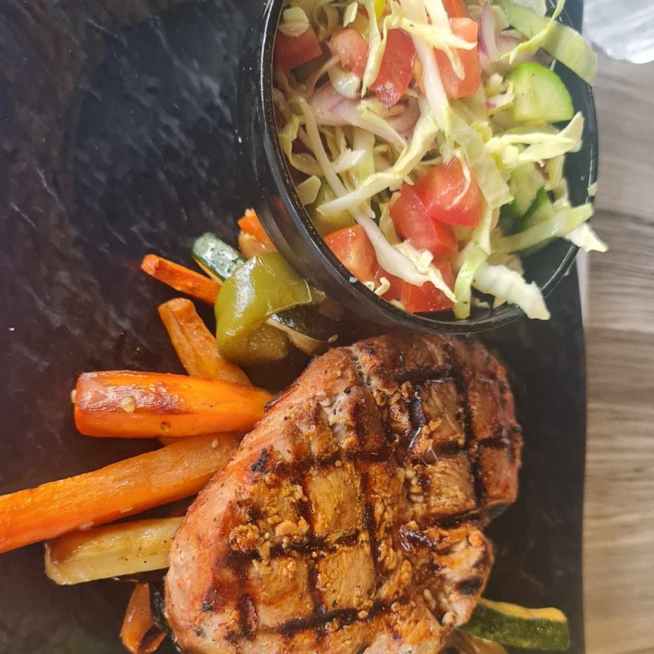 Atún Teriyaki - Vegetales Salteados - Ensalada Israeli