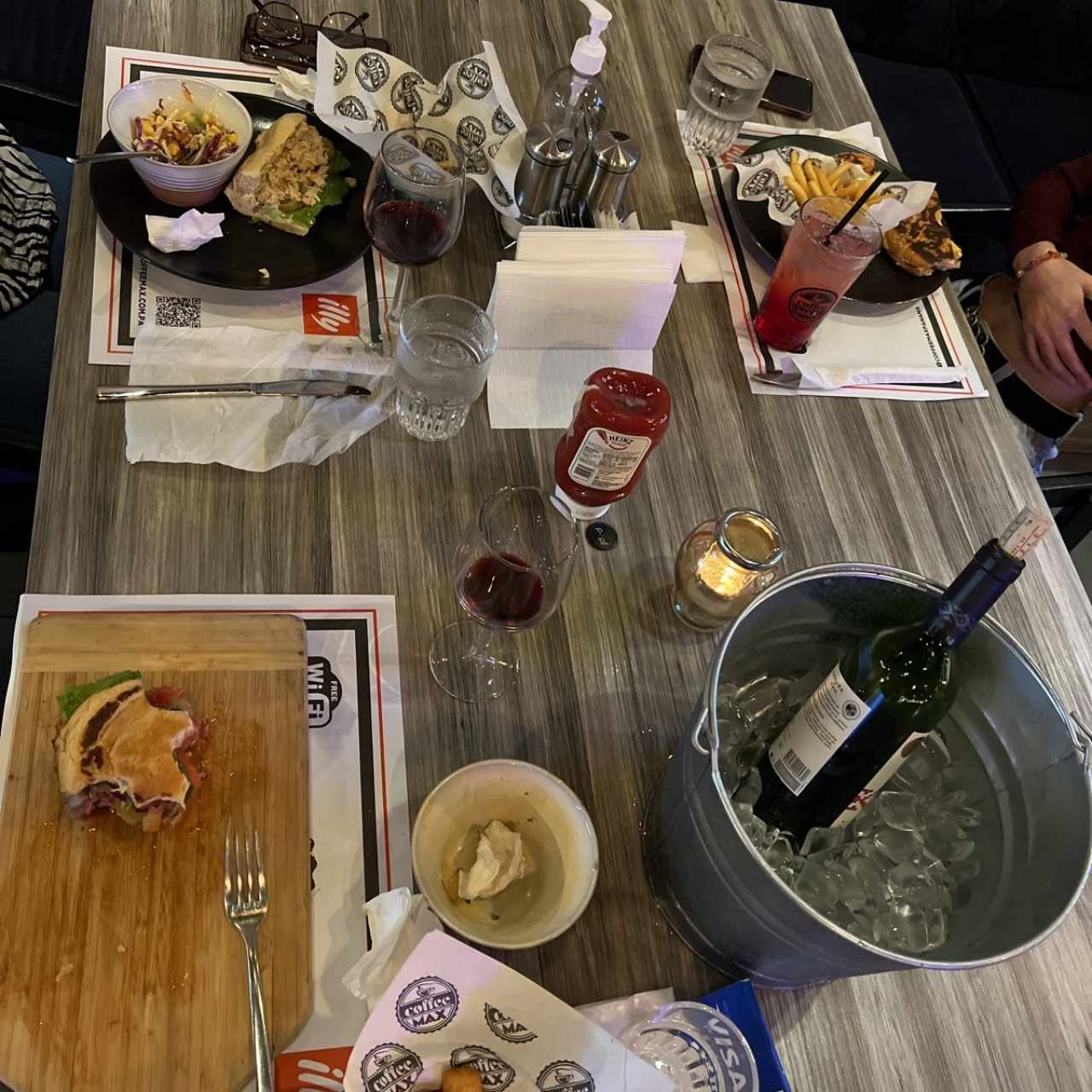 Amburguesa max, emparedado de atún y deretido max con huevo para complementar un tequila sunrise, y una botellita de  vino tinto! 