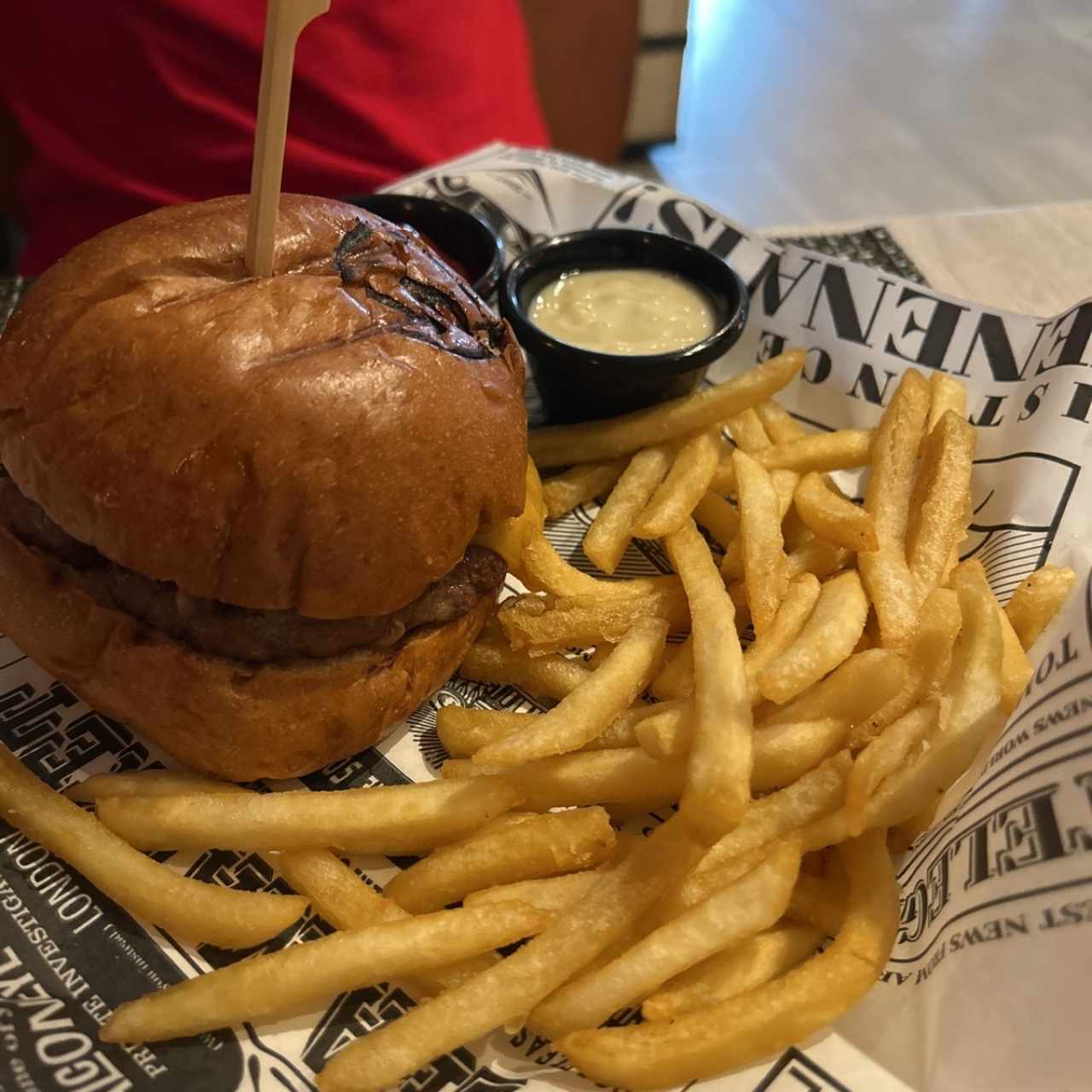 Strega Burger con Papas Fritas