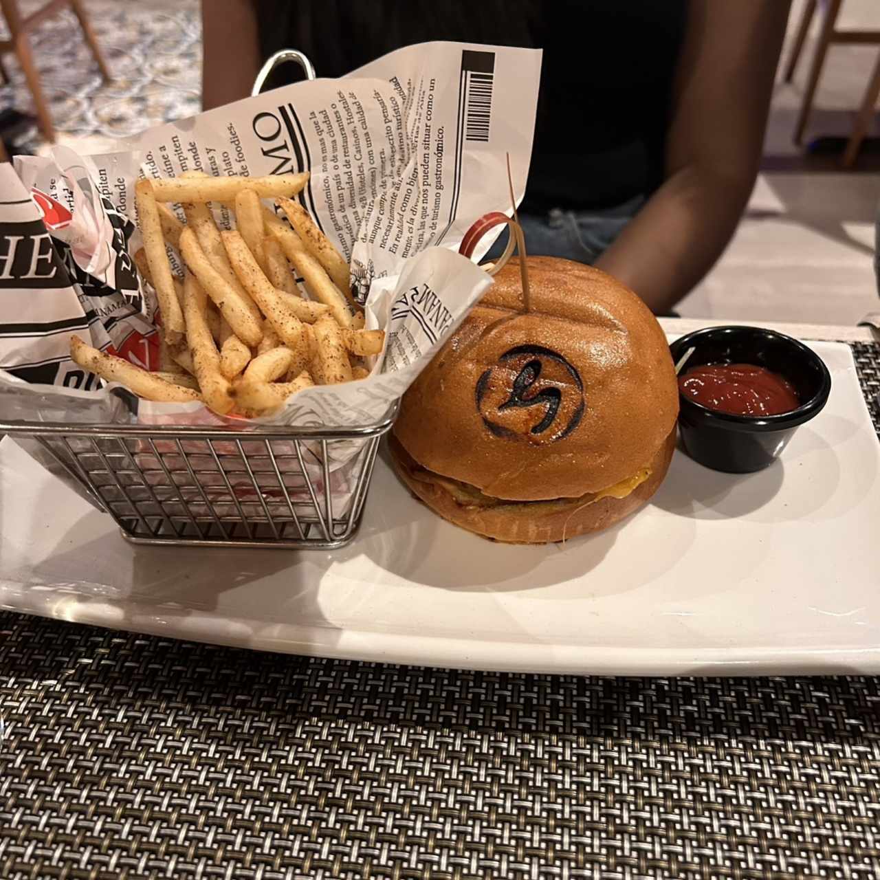 Strega Burger con Papas Fritas