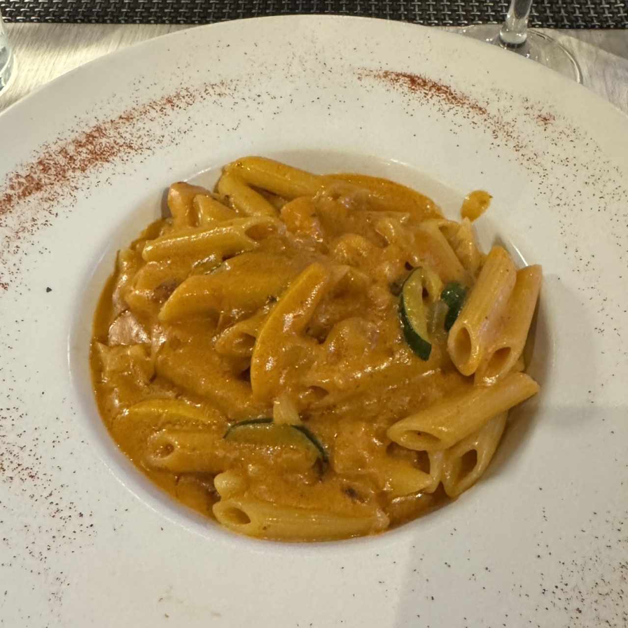 Penne con Salmón y Zucchini