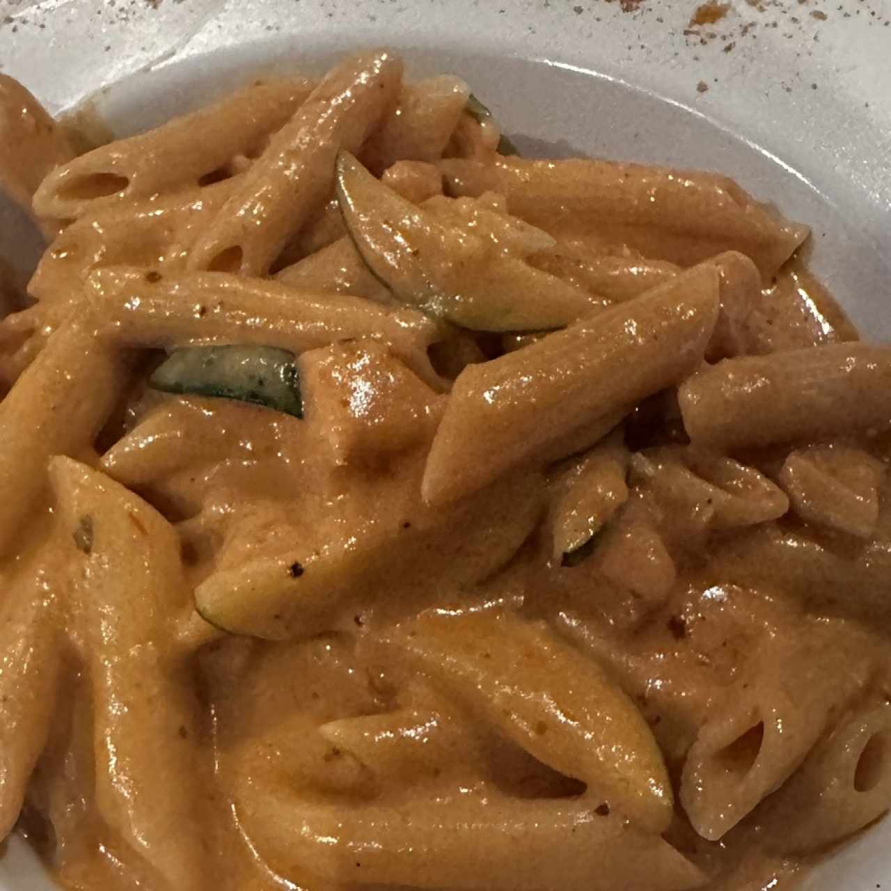 Penne con salmón y zucchini