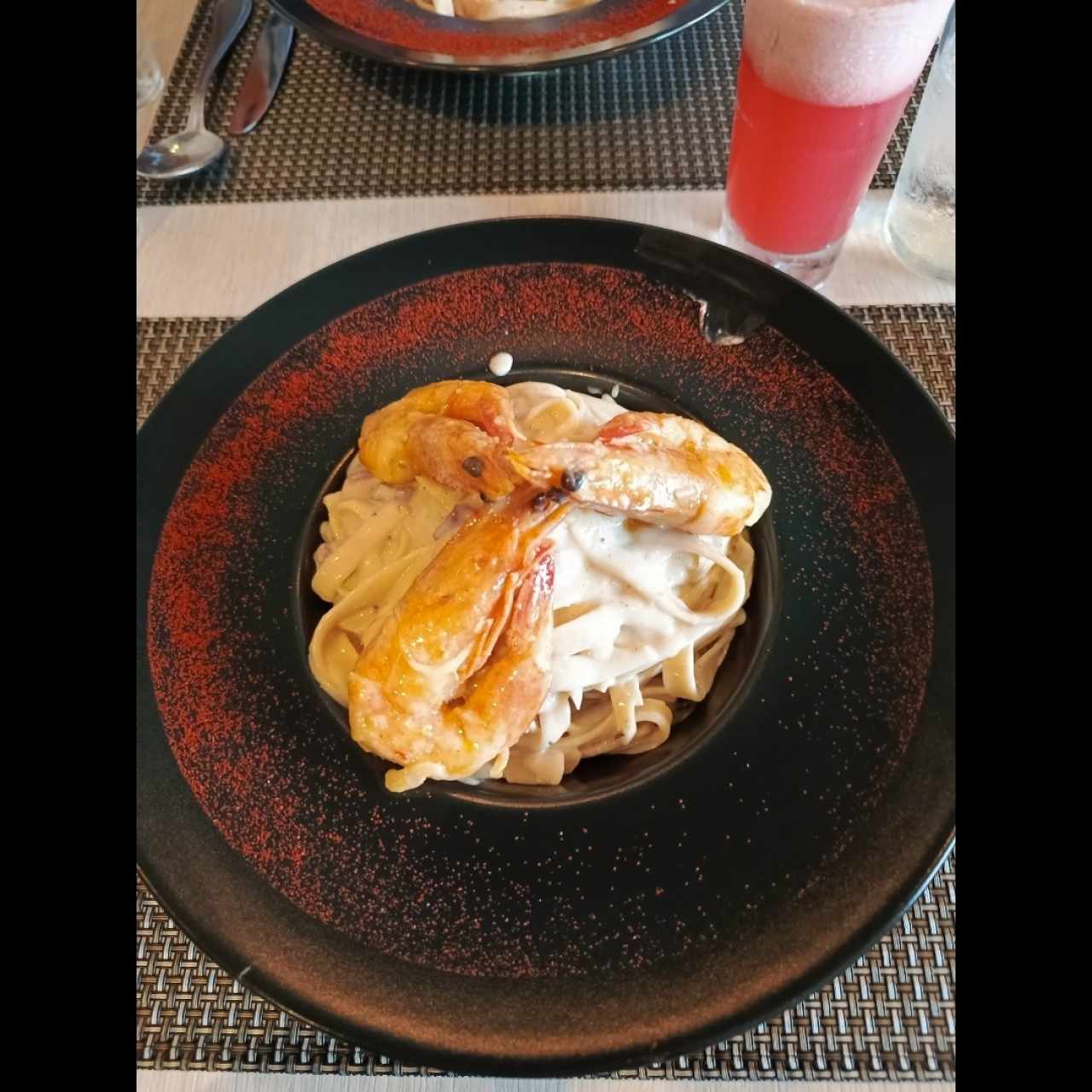 Fetuchini en salsa blanca, queso y langostinos