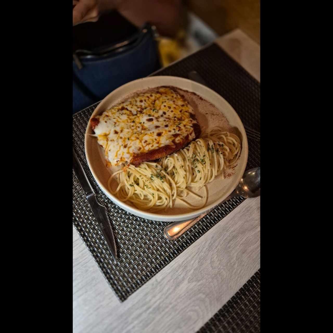 filete de pollo parmesano con pasta al oleo