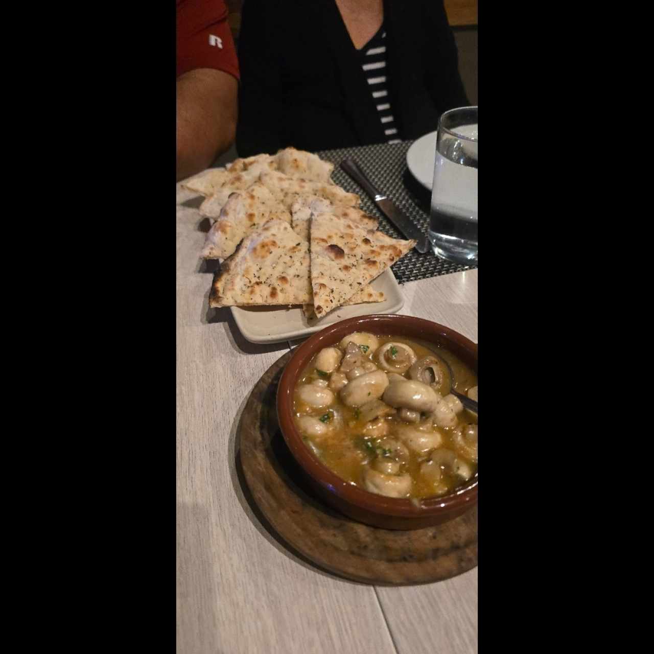 pan foccacia y hongos al ajillo