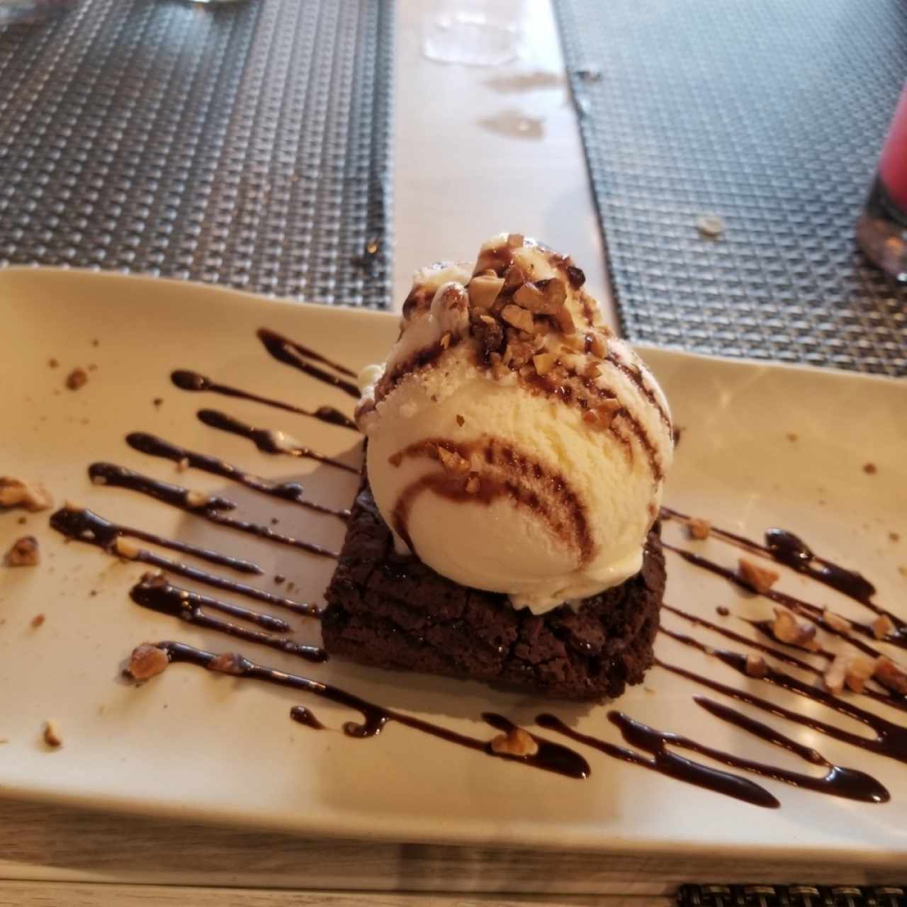 brownie con helado de vainilla