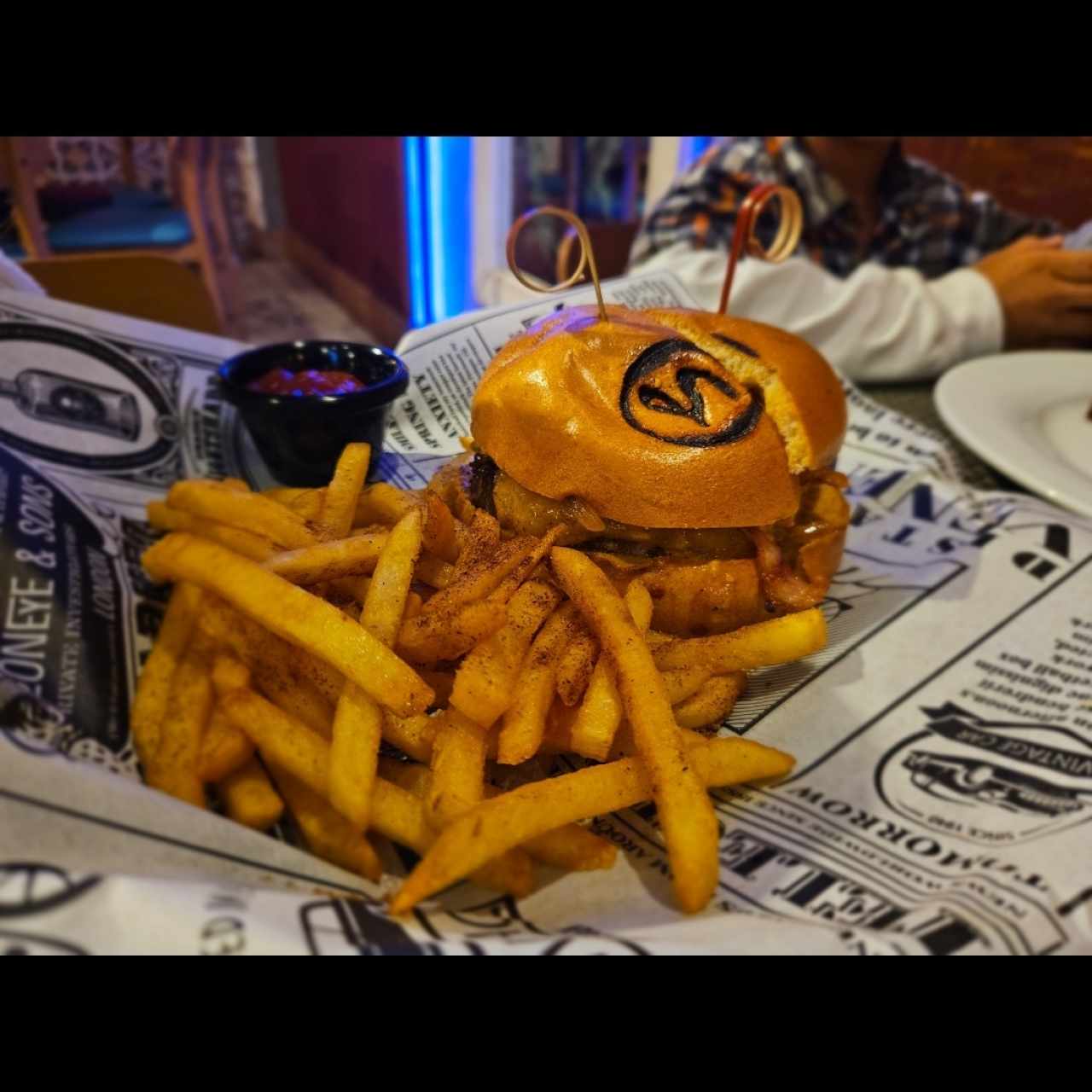 Strega Burger con Papas Fritas