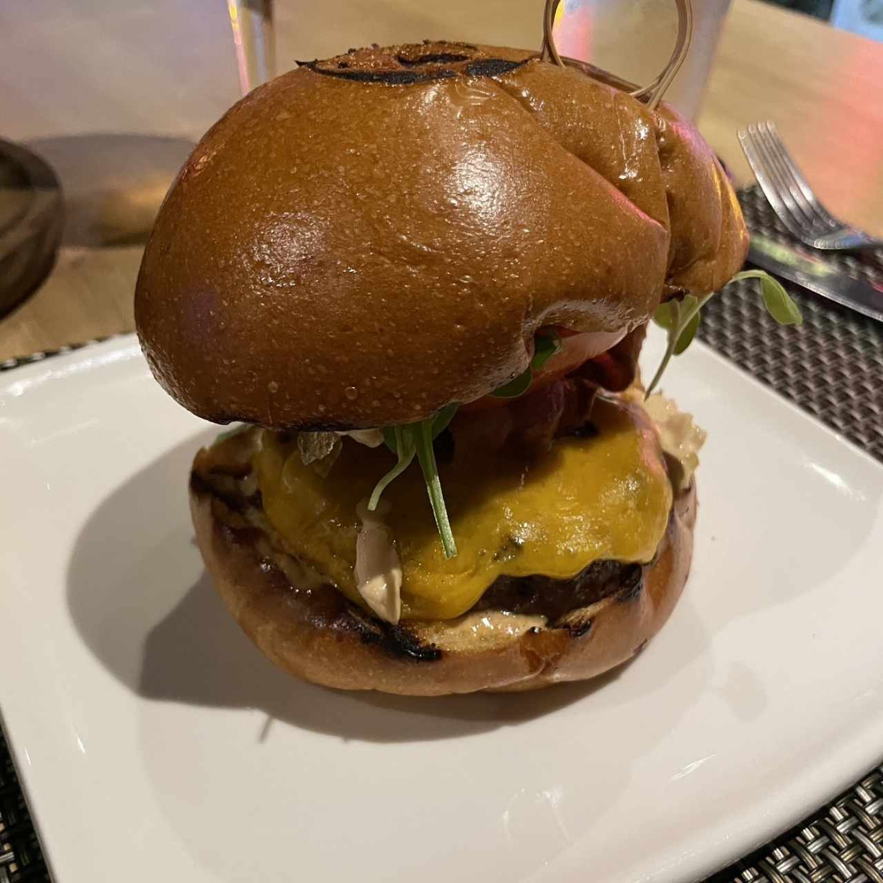 Strega Burger con Papas Fritas
