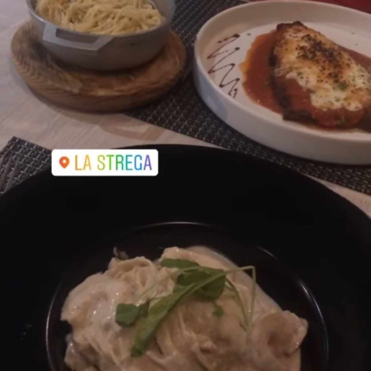 Fetuccini La Strega y Carne de res a la parmesana