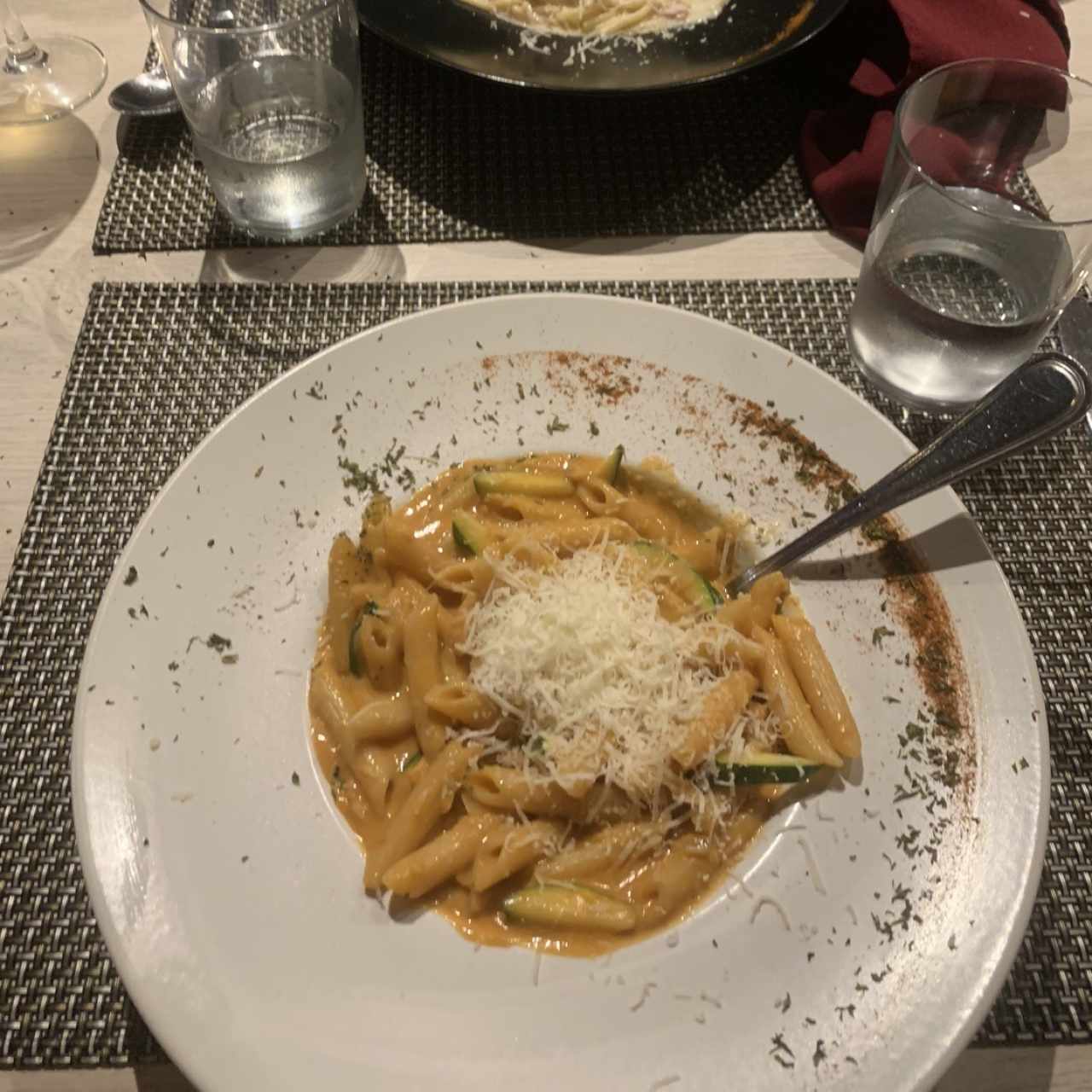 Penne con Salmón y Zucchini