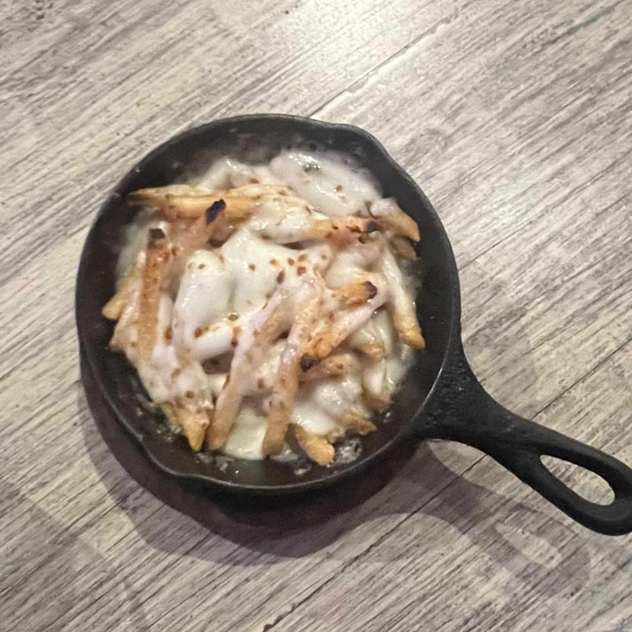 Papas Fritas con Queso Derretido