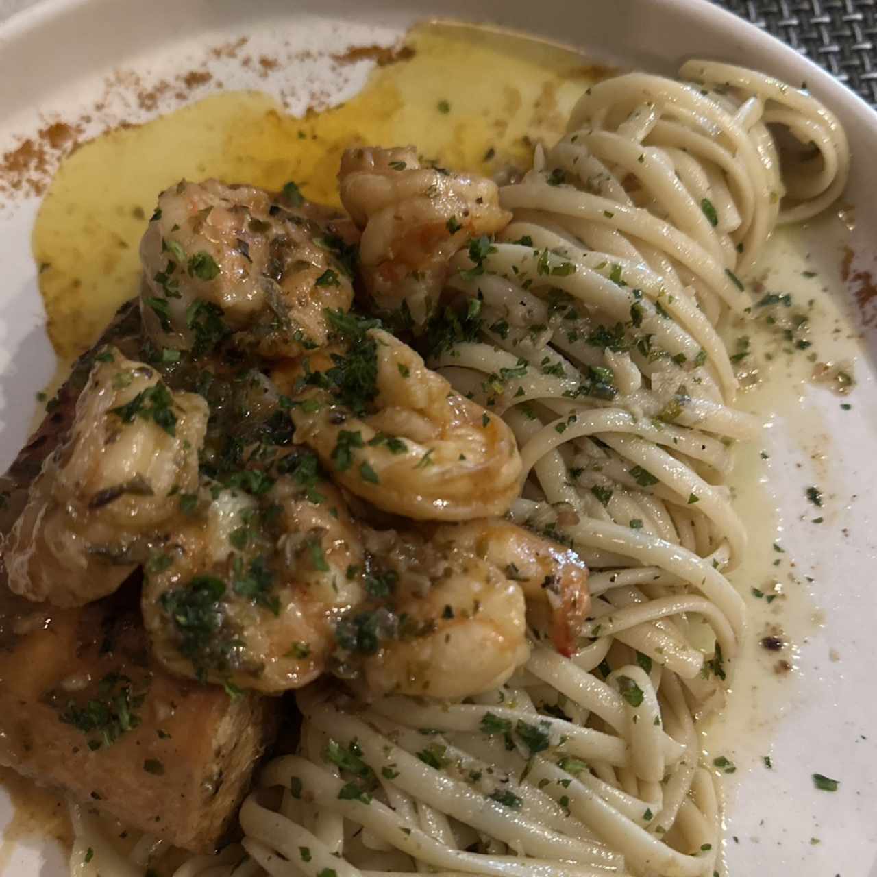 Salmón Marinado con Camarones