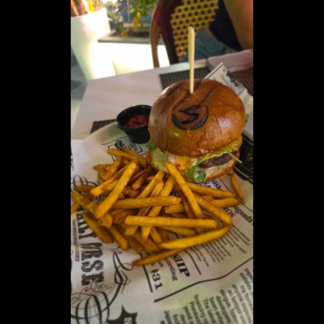 Strega Burger con Papas Fritas