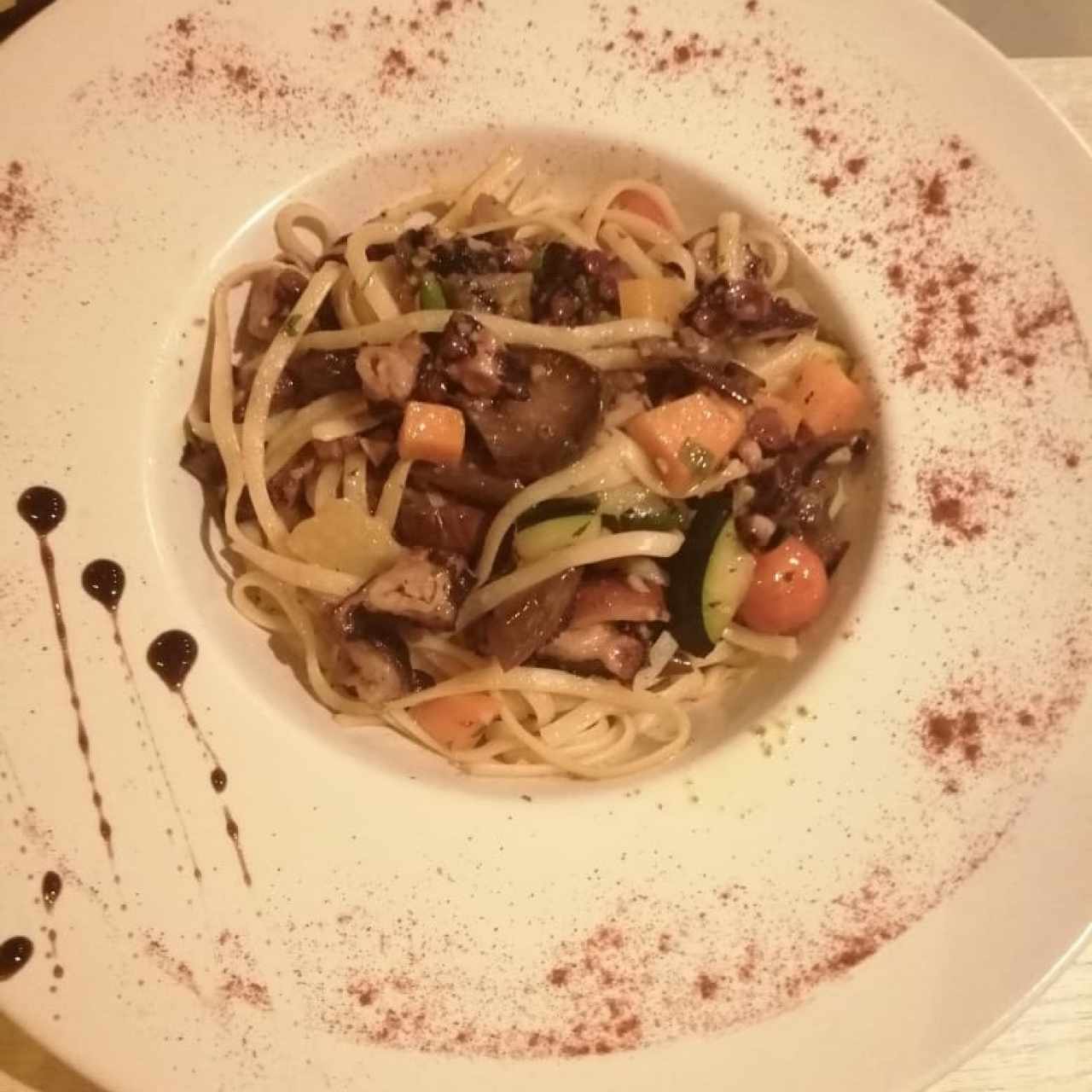 Linguini con pulpo y vegetales