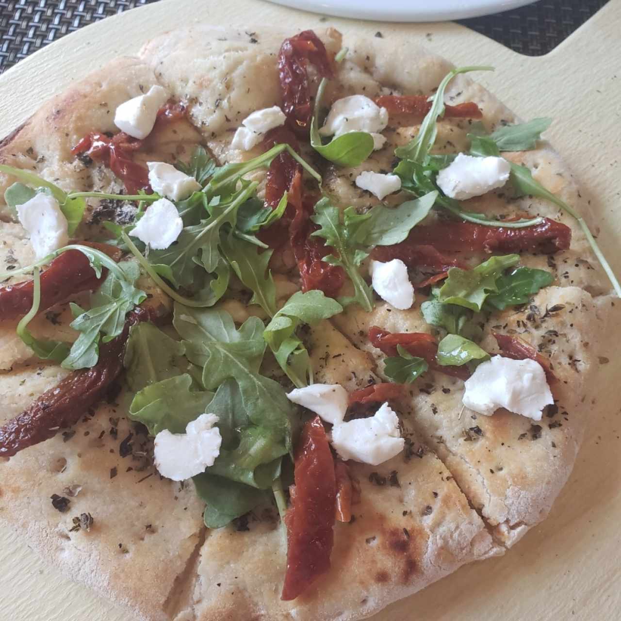 focaccia con rúcula,queso,tomate seco