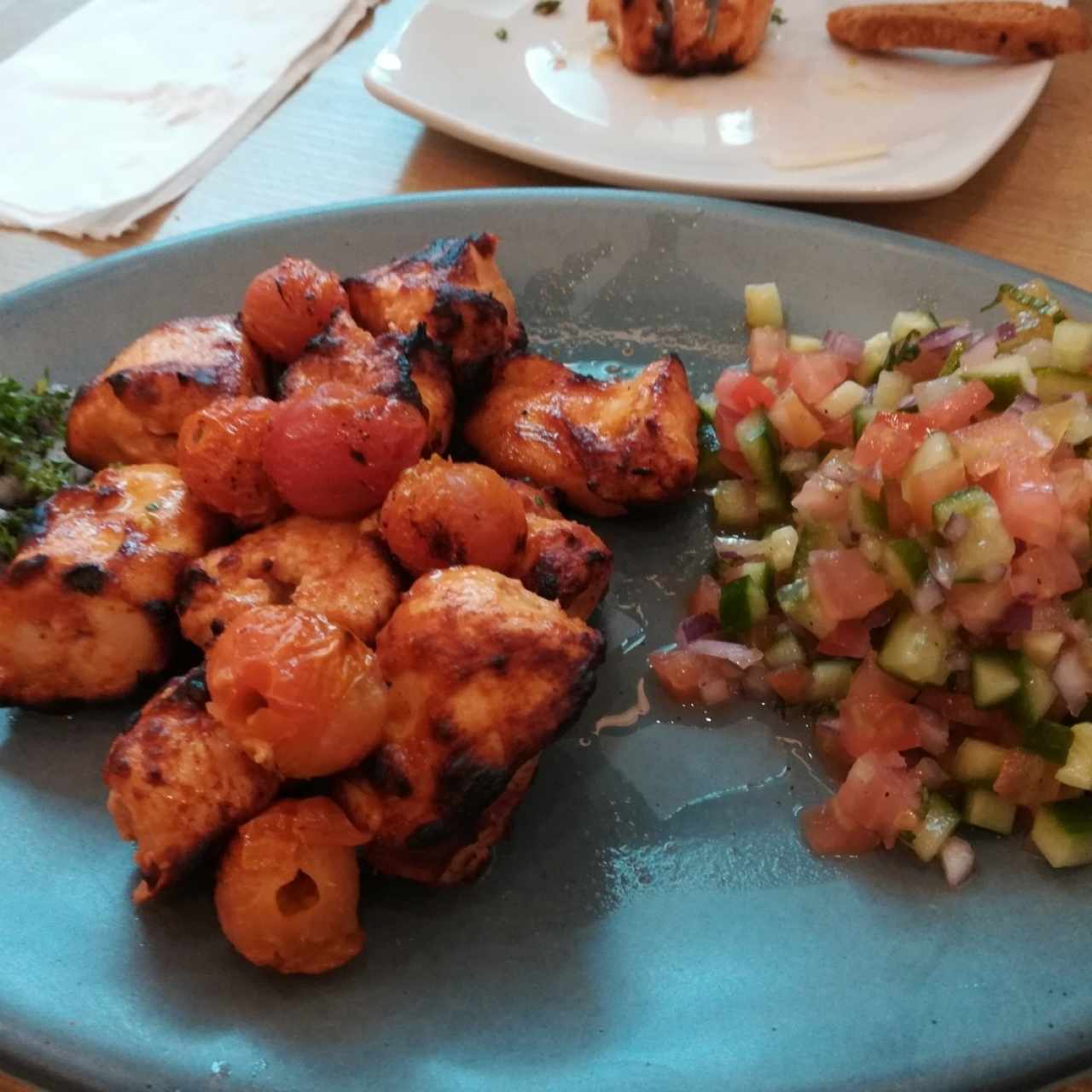 Pollo a la Parilla con Tomates Cherry acompañado de ensalada