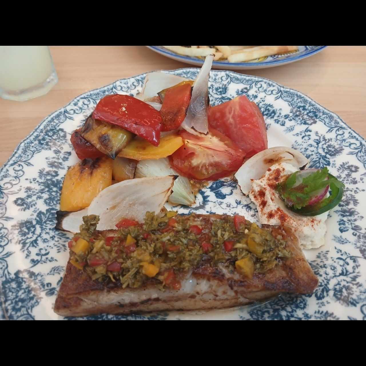 Corvina Mediterránea con Guarnición