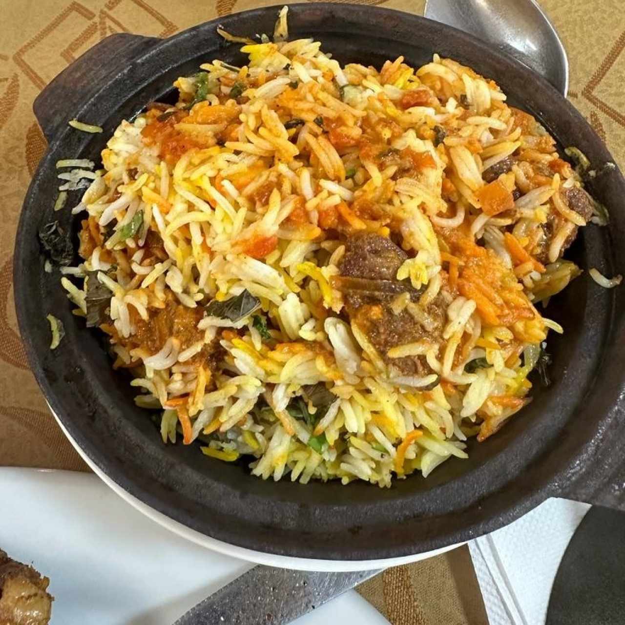 MUTTON HYDERABADI BIRYANI (Cordero mezclado con Hyderabadi [Arroz Basmati] y Especias acompañado con Yogurt)