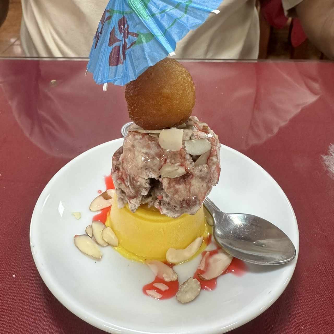 Kulfi de mango, helado y gulab jamun