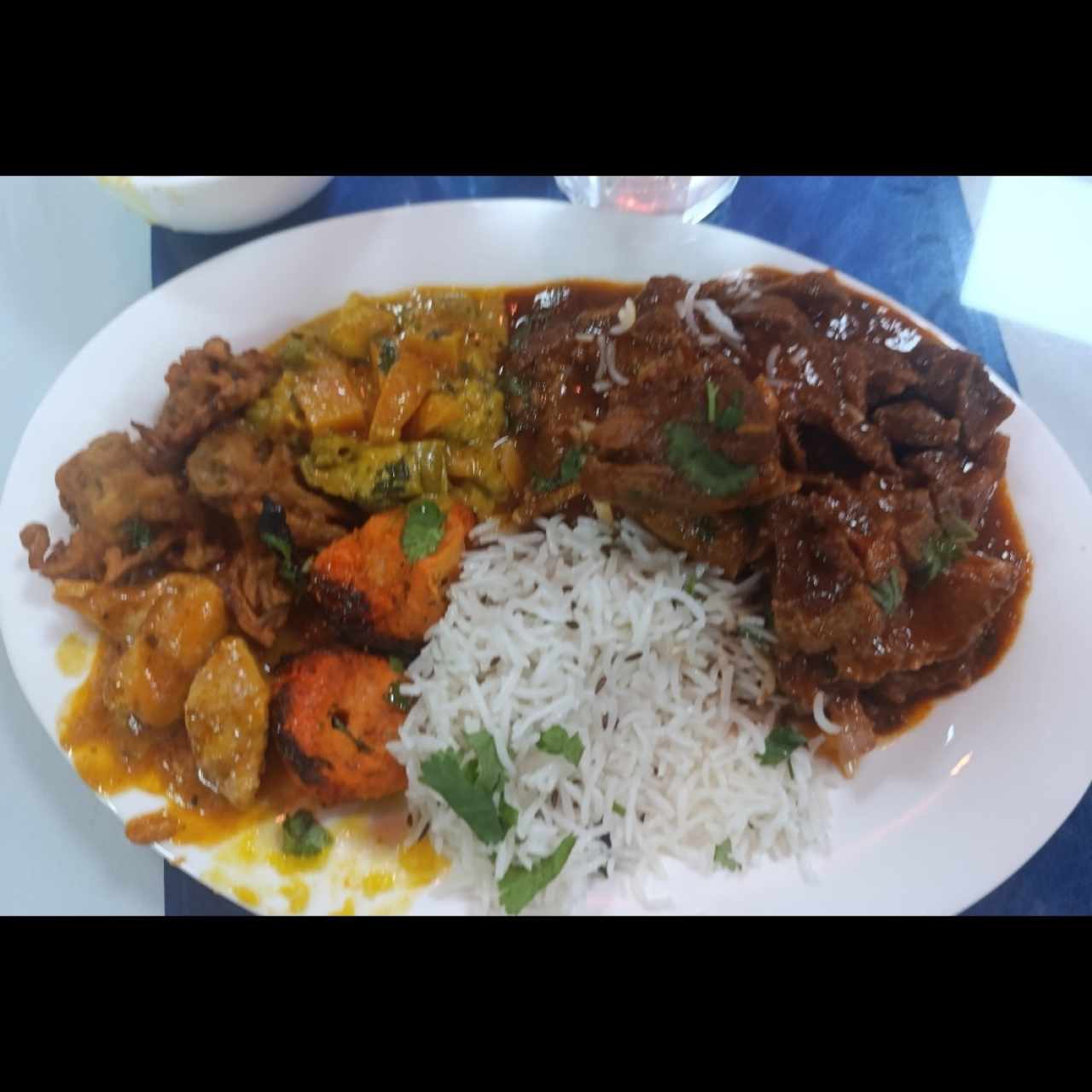 varios del buffet: pakoras, muton, butter chicken, murg