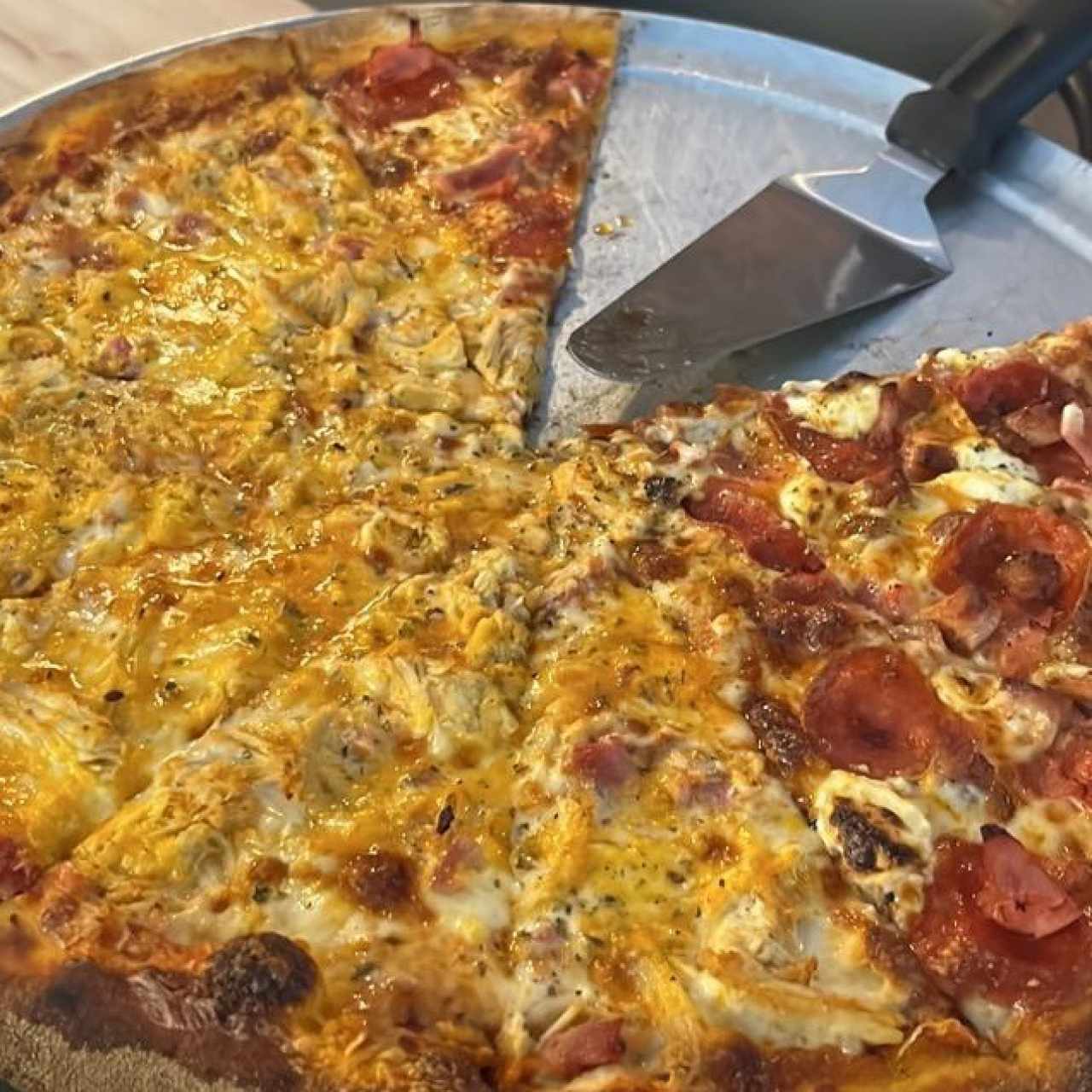 Pizzas - Combinación de 3 carnes y la otra mitad de pollo con bacon
