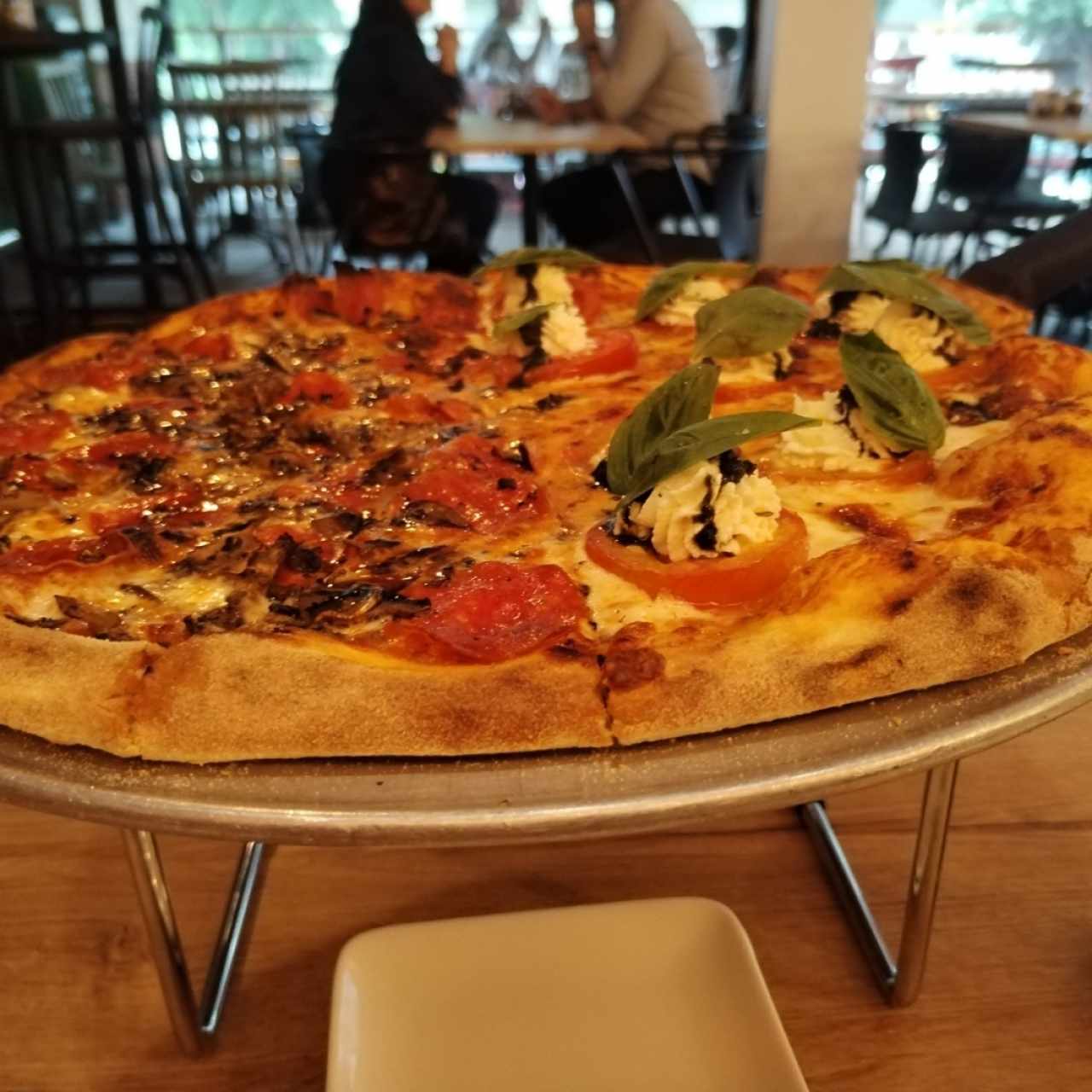 Mitad viva la pizza y mitad fake capresa