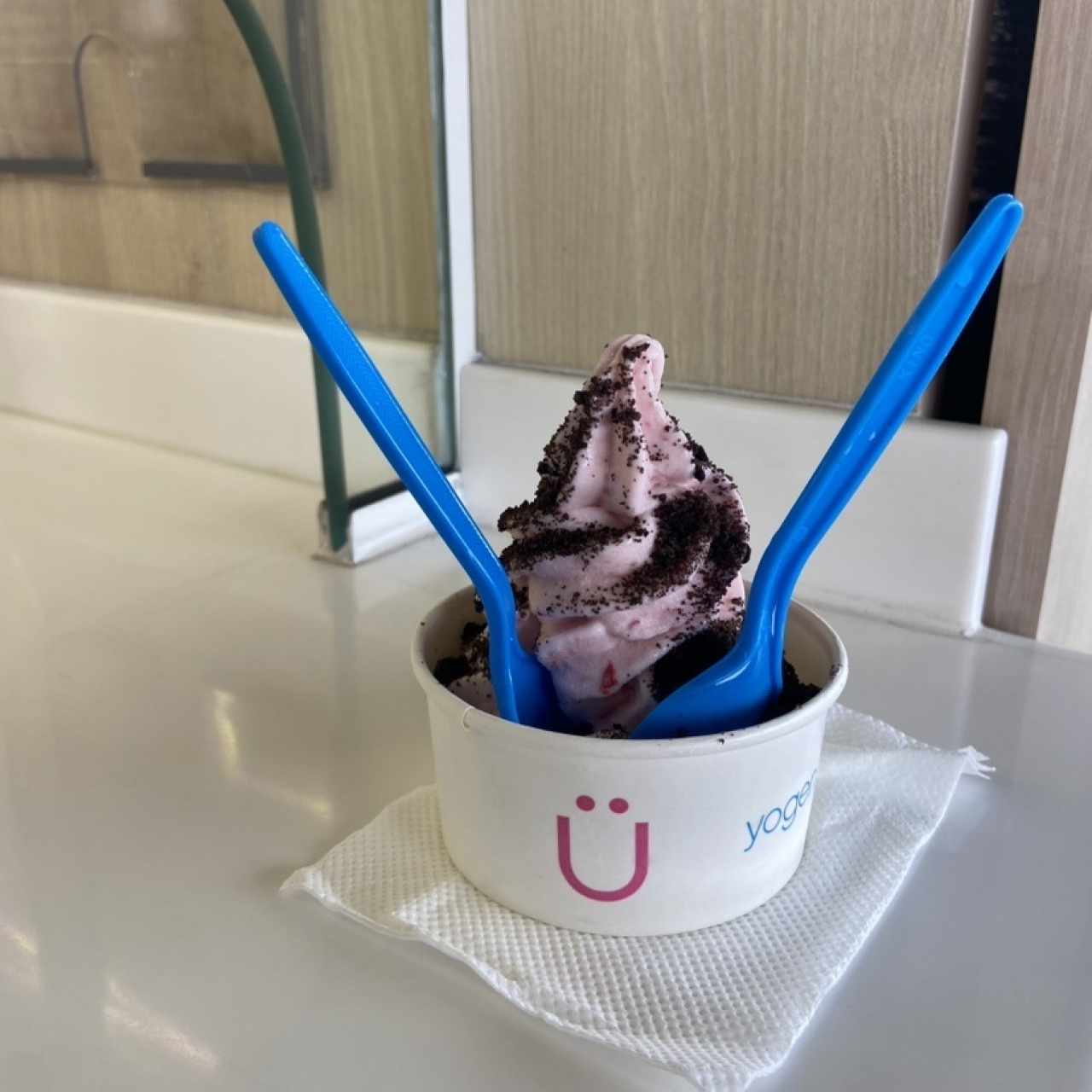 Yogurt con fresa y oreo
