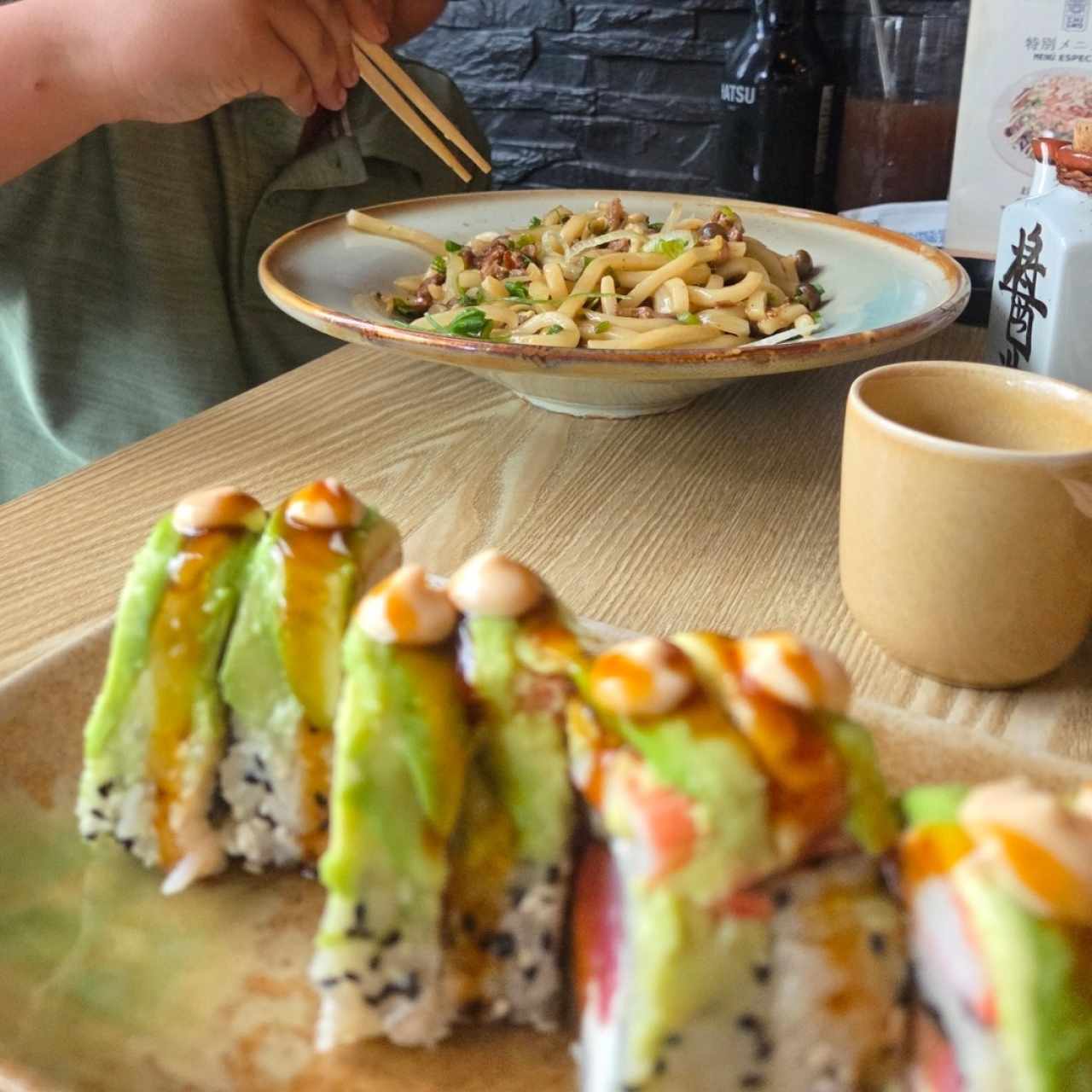 ESPECIALIDADES - Yakiudon y pedimos un roll