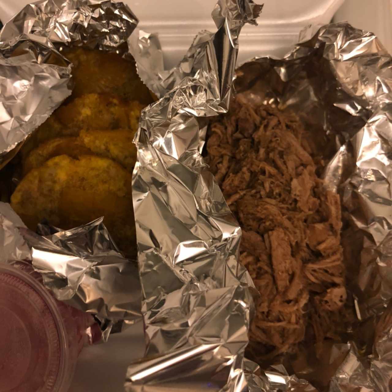 Tostones de Puerco Desmechado con Cebolla Encurtida