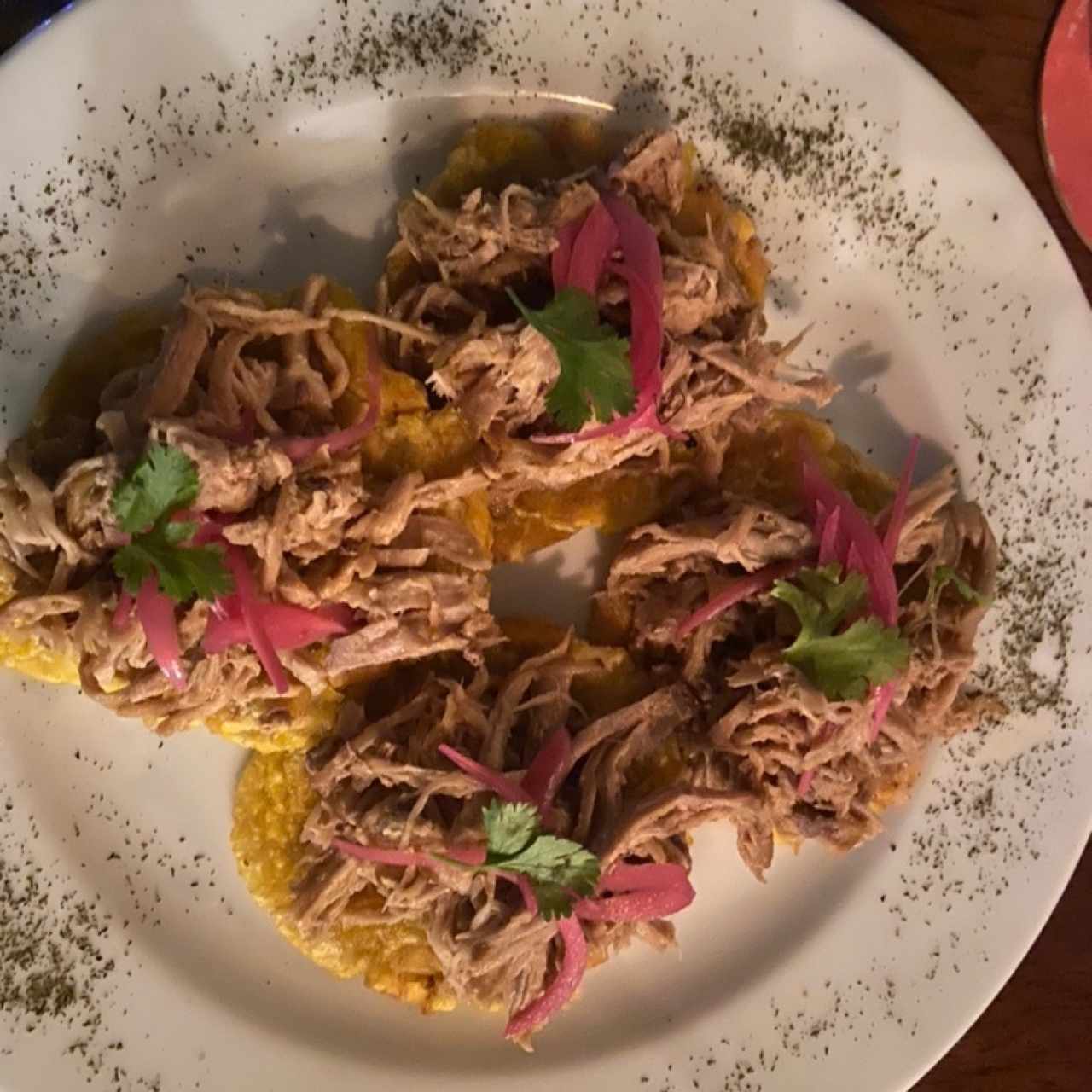 Tostones de Puerco Desmechado con Cebolla Encurtida