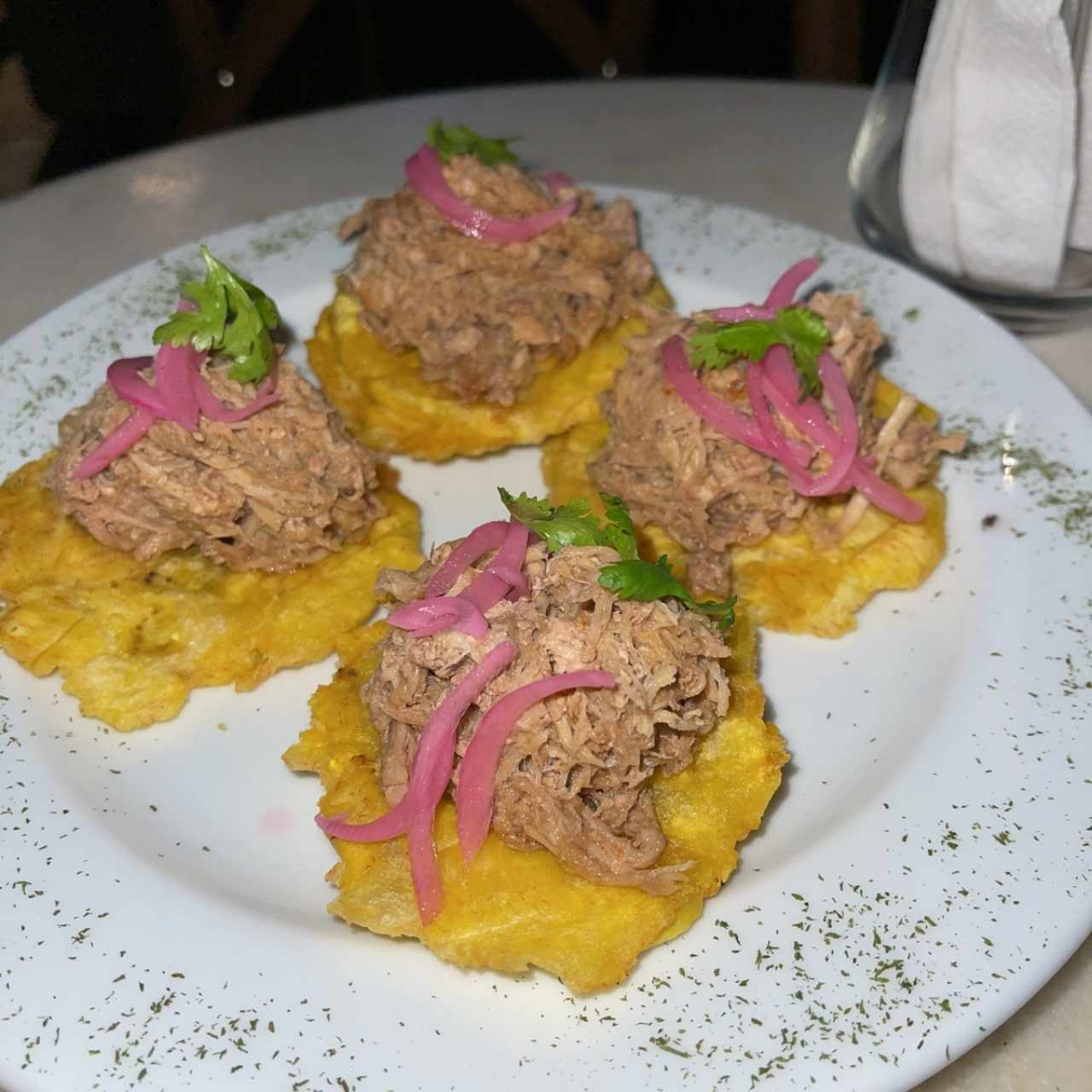 Tostones de Puerco Desmechado con Cebolla Encurtida